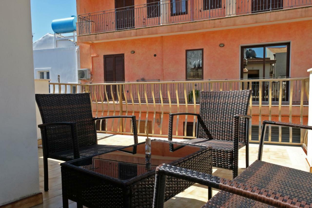 פוצאלו Guest House Via Crispi מראה חיצוני תמונה